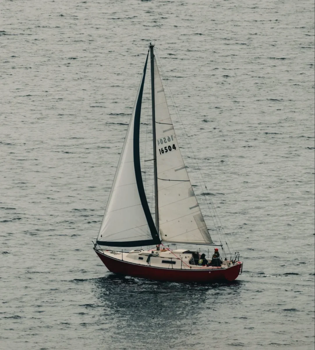 keelboat-sailing-under-mainsail-and-headsail